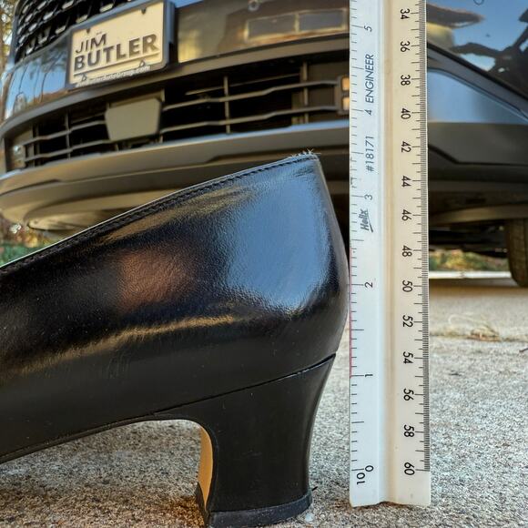 Classic Liz Claiborne Black Leather Low Heel Pumps - 7M - Picture 9 of 9